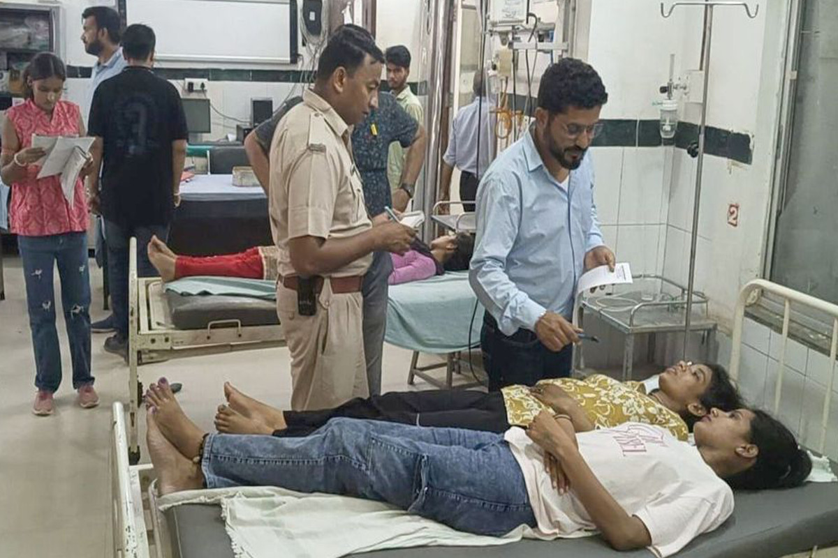 Rajasthan: हॉल में एक साथ काम कर रही थीं 600 महिलाएं और लड़कियां, अचानक मचा
हड़कंप, 18 पहुंची अस्पताल