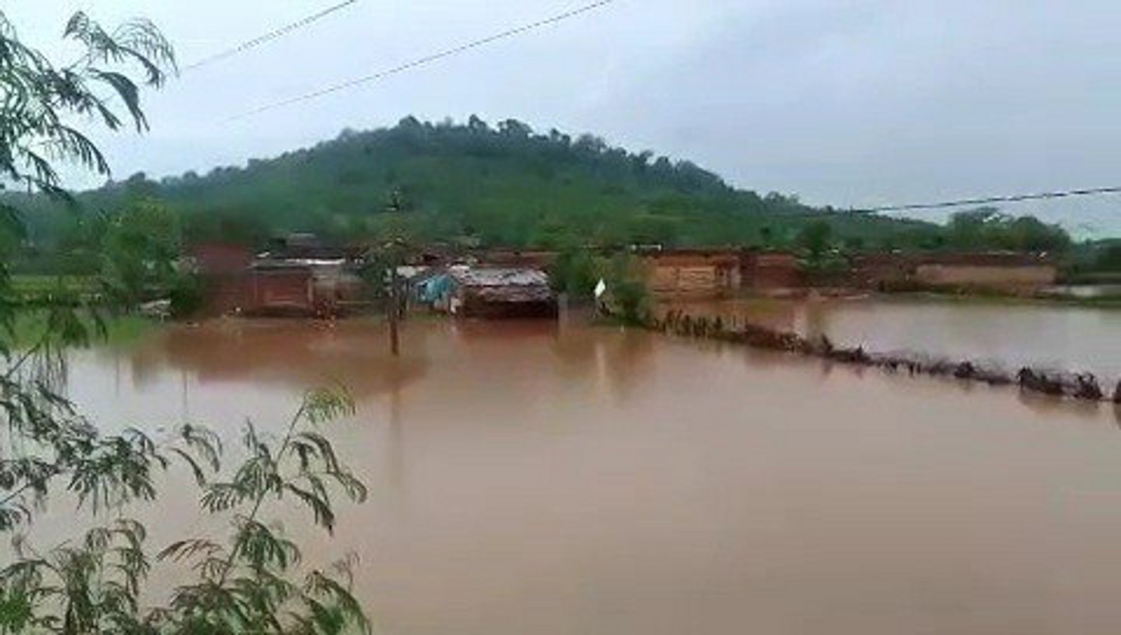 भारी बारिश से बिलखुरा बांध की नहर फूटी, टापू बने कई गांव