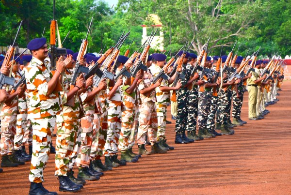 सुरक्षा बलों की टुकड़ियां पूरे जोश और अनुशासन के साथ अभ्यास करती 