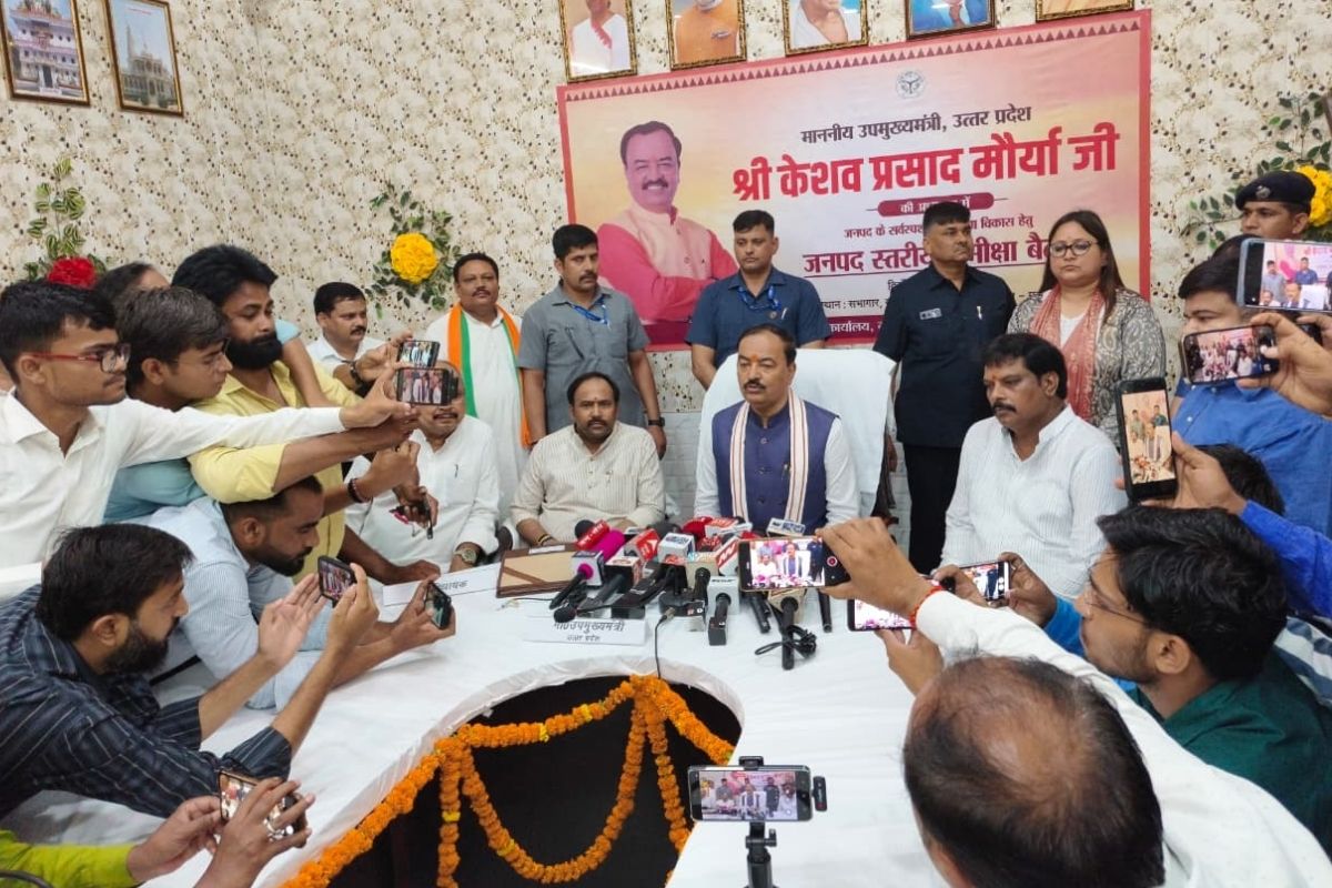 सपा कांग्रेस और बसपा पर जमकर बरसे से डिप्टी सीएम केशव मौर्य, अखिलेश यादव को लेकर
दिया बड़ा बयान जानिए पीडीए को कैसे परिभाषित किया