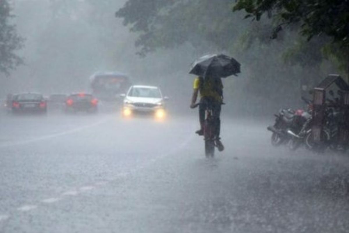 UP Rains: यूपी में फिर लौटा मानसून, यहां भारी बारिश का अलर्ट इन जिलों में बिजली
गिरने की चेतावनी