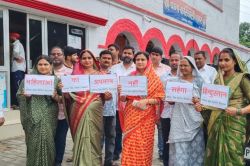 अखिलेश की पत्नी डिंपल यादव पर की गई टिप्पणी के खिलाफ महिलाओं का आक्रोश, एफआईआर
की मांग - image