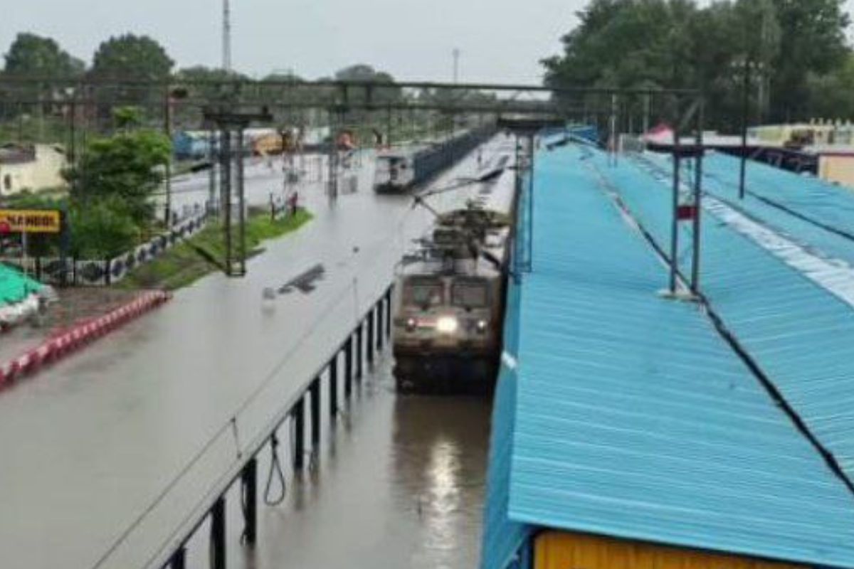 रेलवे स्टेशन के प्लेटफॉर्म नंबर 1 और 2 में भरा पानी, 4 घंटे लेट हुईं ट्रेनें