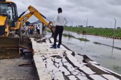 ये लो…10 महीने में ही खुल गई एयरपोर्ट के निर्माण की पोल, आधी रात को भरभराकर गिरी
दीवार - image