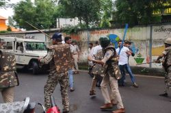 करणी सेना पर लाठीचार्ज, अध्यक्ष ने SI को दिया खुला चैलेंज, बोले- वर्दी उतार के आ
जाओ… - image