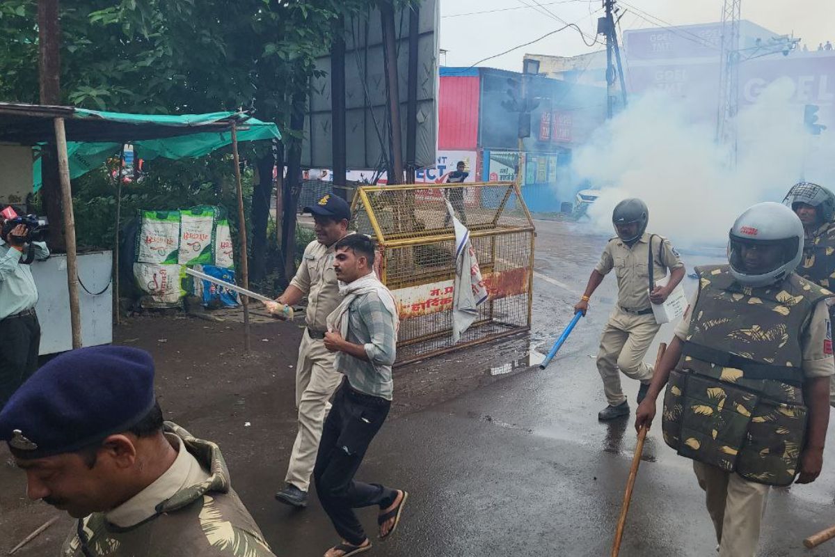 करणी सेना पर लाठीचार्ज के बाद सड़क पर उतरा राजपूत समाज, राष्ट्रीय अध्यक्ष ने
सरकार को चेताया
