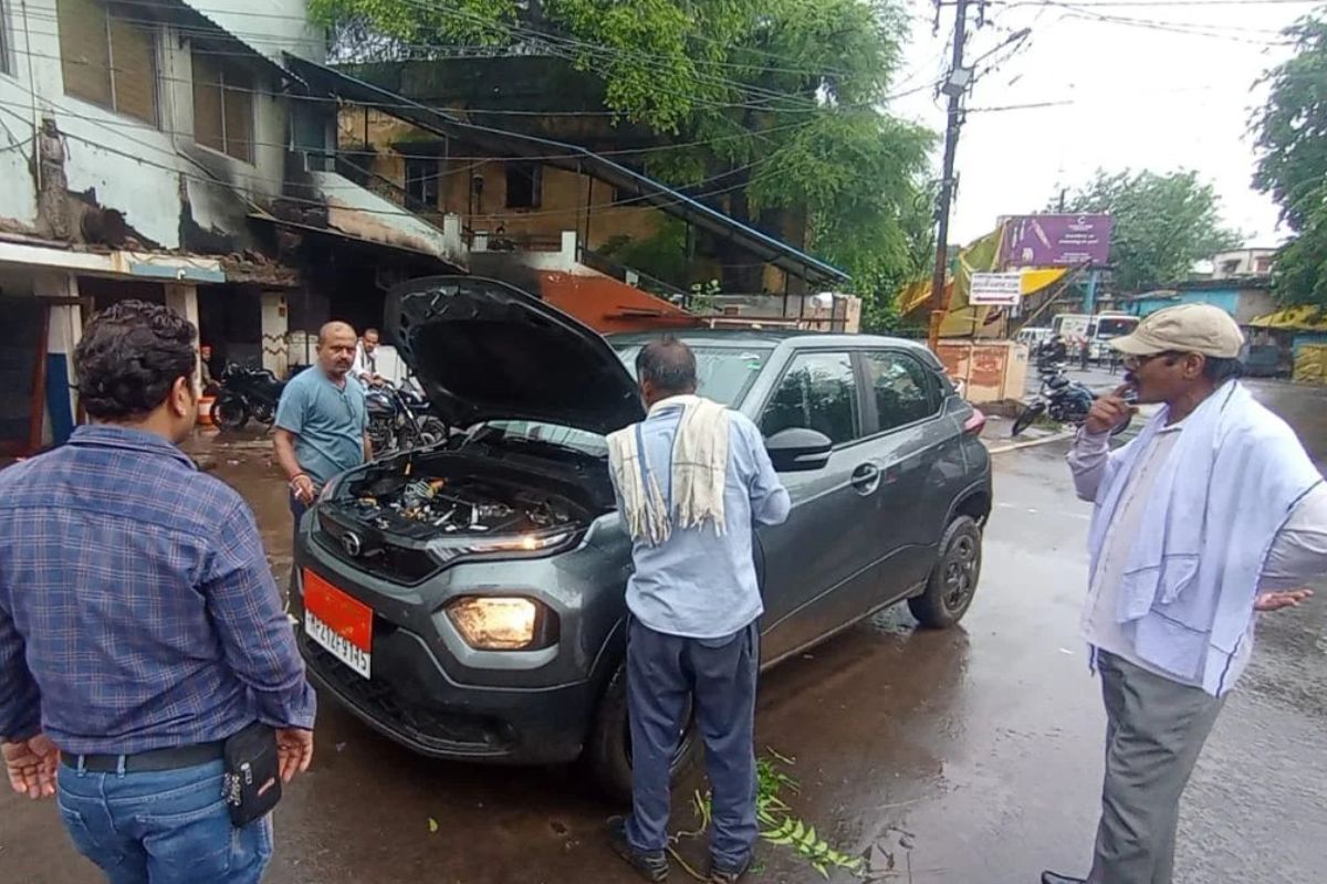 कार के बोनट में छिपा था ‘मगरमच्छ’ जैसा खतरनाक जानवर, देखते ही निकली चालक की
‘चीख’