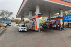 जयपुर में पेट्रोल पंप पर बड़ा फर्जीवाड़ा, QR कोड से अपने अकाउंट करवाते रहे
भुगतान; ऐसे पकड़े गए 5 सेल्समैन - image