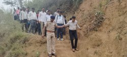 विकास की हकीकत: जिले के 242 गांवों में नहीं पक्की सड़क, बारिश में कैद हो जाते है
ग्रामीण - image