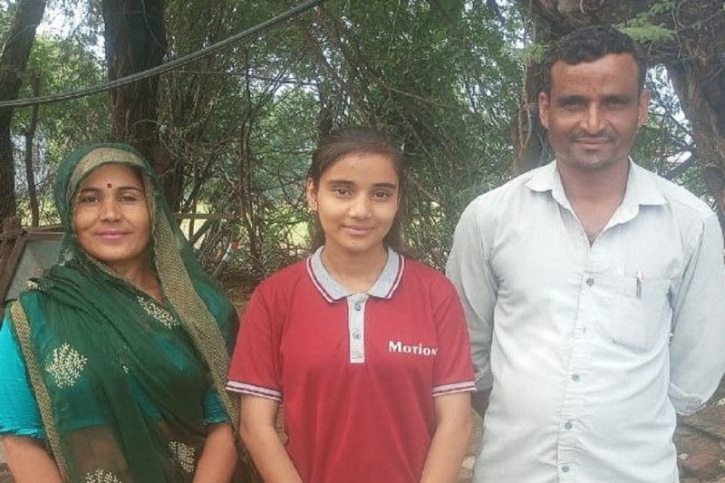 माता—पिता के साथ आरती बसवाल