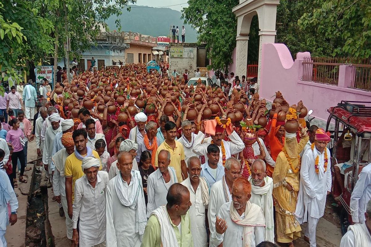 VIDEO: कलश यात्रा में उमड़ी श्रद्धालुओं की भीड़, भागवत कथा के आयोजन को लेकर
निकाली कलश यात्रा 