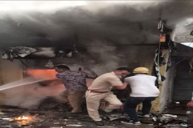 फैंसी स्टोर में लगी आग, लाखों का नुकसान
