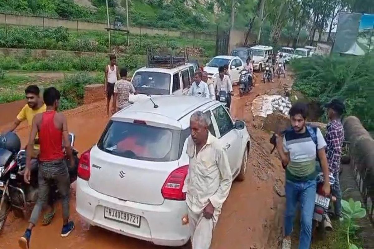 VIDEO: ढहलावास पुलिया पर डाला मलबा, कीचड़ में फंसे वाहन, लगा जाम