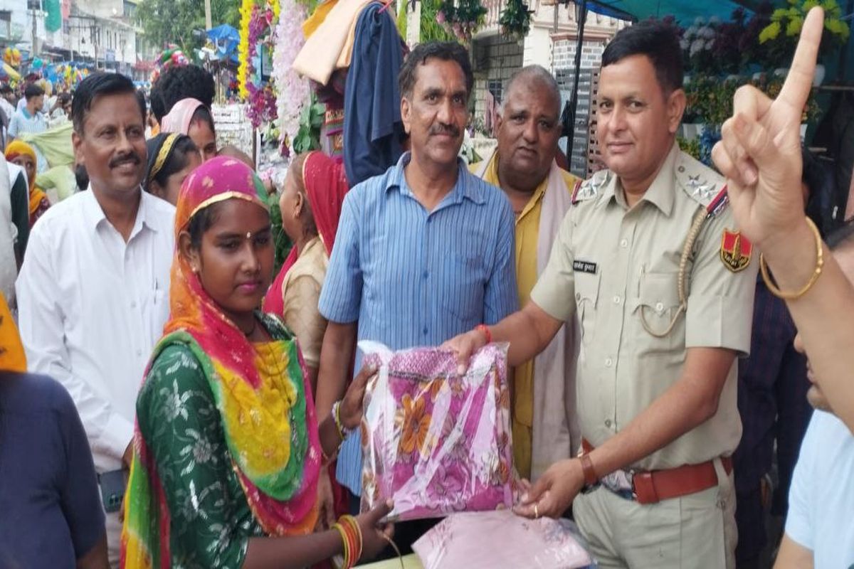 जरूरतमंदों को मेले में उपयोगी सामग्रियों का किया वितरण