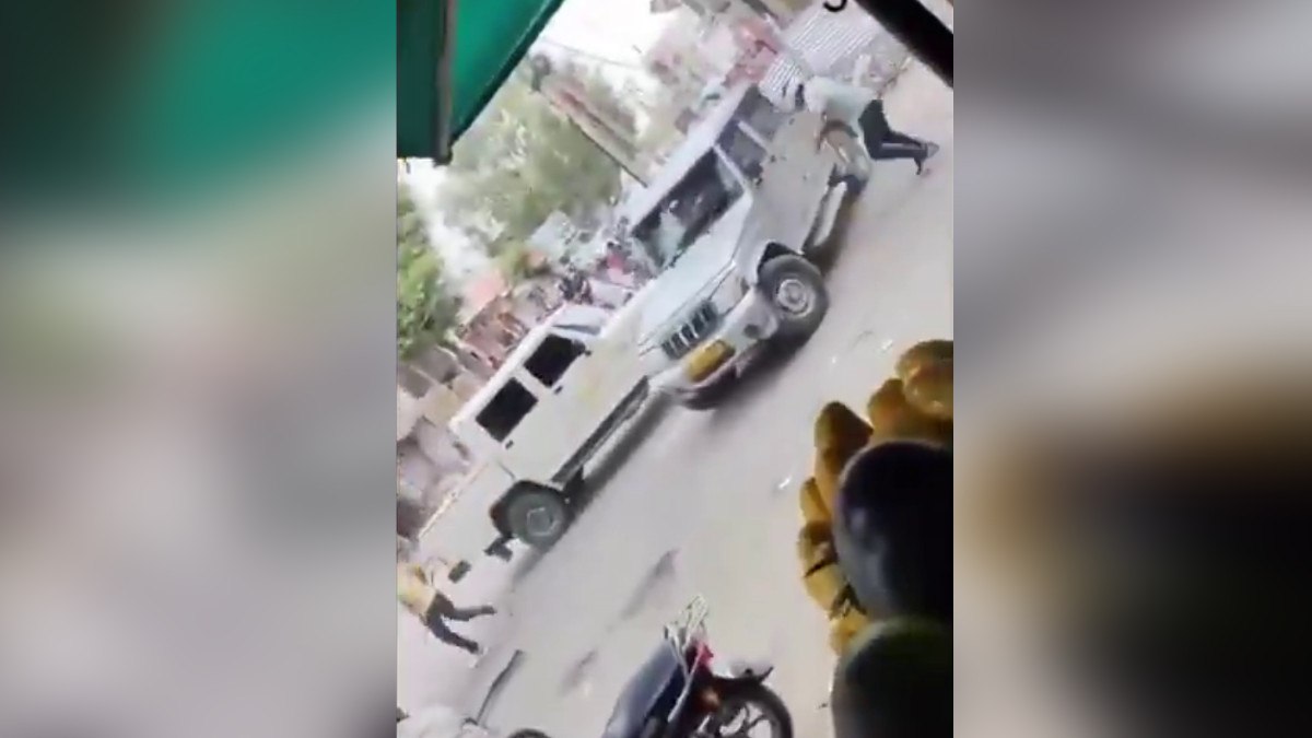 बीच सड़क पर तांडव: गाड़ी को दो बार ठोका… युवक को निकाल कर पटका, लाठी व डंडों से
पीटा