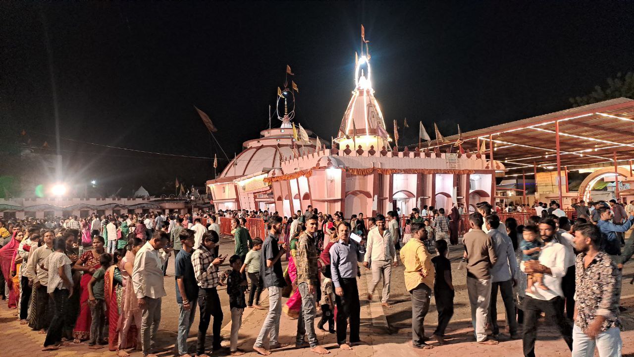 गुरुपूर्णिमा पर्व… गूंजनें लगा दादाजी नाम, 25 हजार से अधिक भक्तों ने किए गुरुवार
को दर्शन