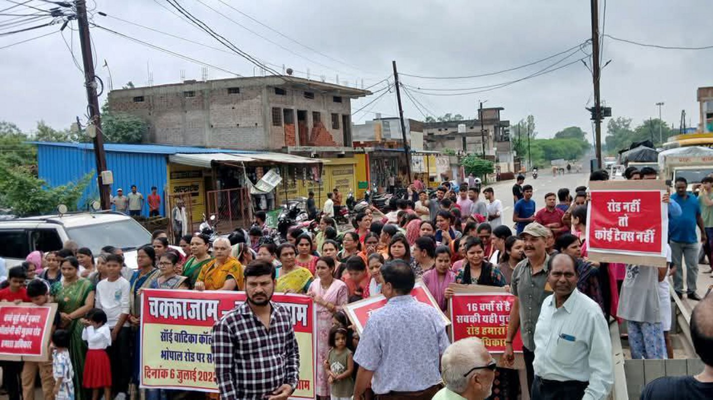 साईं वाटिका कॉलोनी में अप्रोच मार्ग न होने से स्थानीय लोगों ने किया चक्काजाम