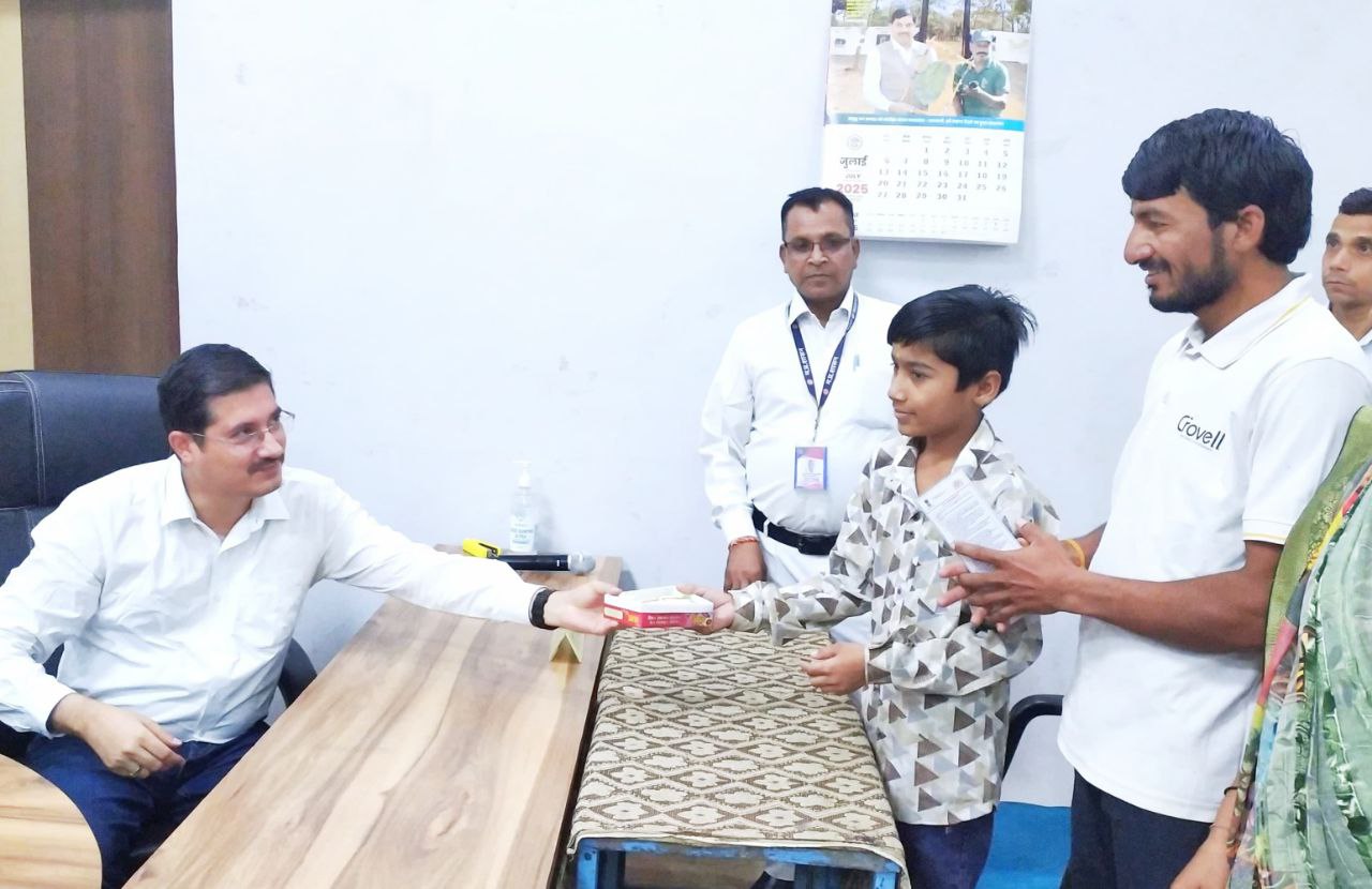 सार्थक पहल… पिछले सप्ताह रोते हुए आया परिवार, इस सप्ताह हंसते हुए खिलाई मिठाई