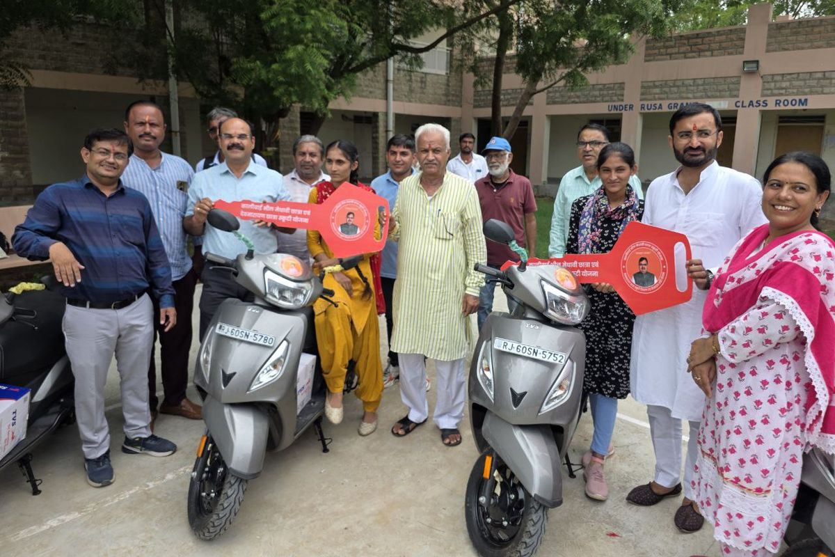 स्कूटी पाकर बालिकाओं के चेहरे पर आई चमक