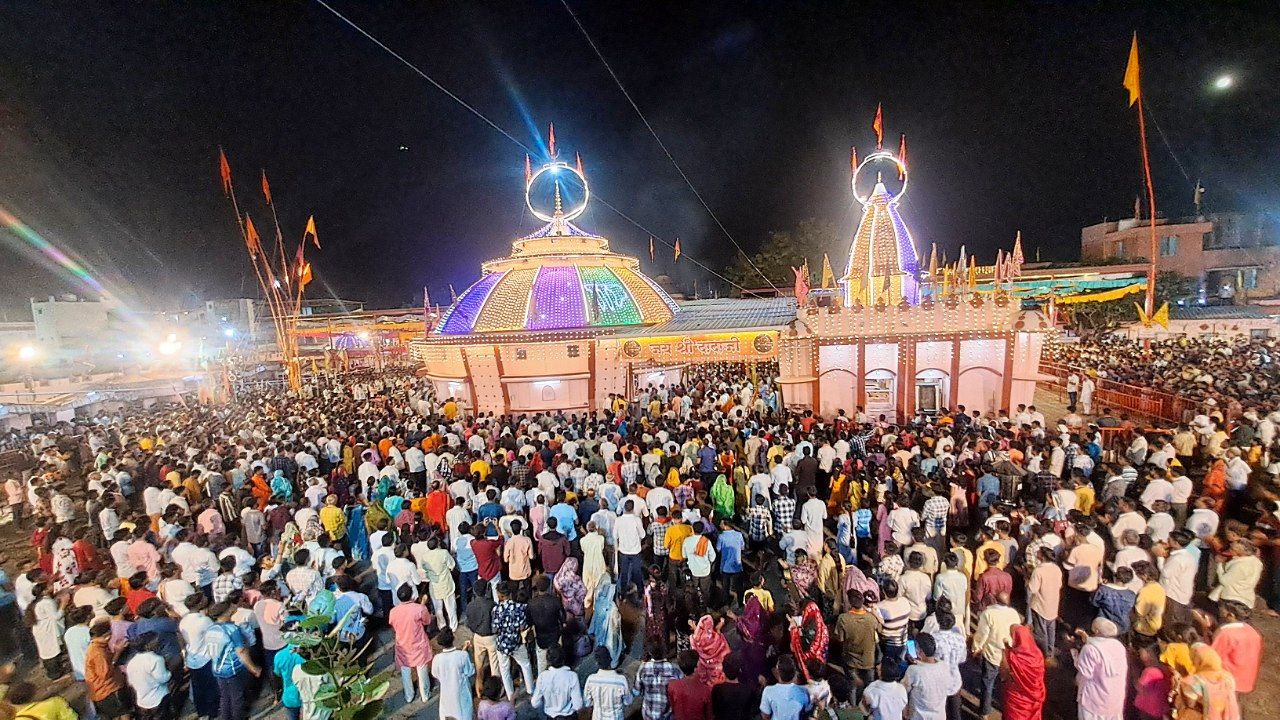 गुरु पूर्णिमा पर्व… अवधूत संत श्री दादाजी महाराज के दरबार में सवा तीन लाख भक्तों
ने नवाया शीश