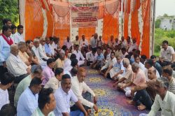 मुनीम से लूट के विरोध में खैरथल कृषि मंडी अनिश्चितकाल के लिए बंद - image