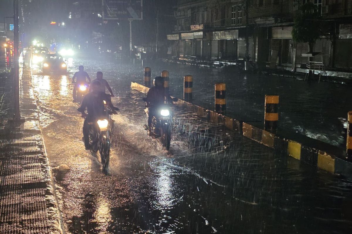 आंधी-बारिश में उखड़े पेड़, टूटे खंभे, 7.4 एमएम पानी बरसा