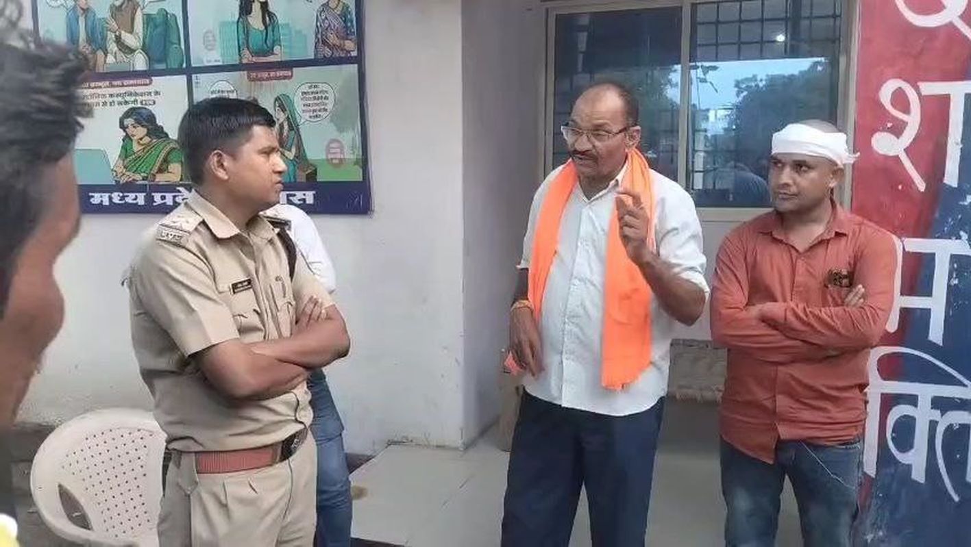 मोबाइल चोरी करने की शंका पर की मारपीट, अपमान होने से युवक ने जहर खाकर दे दी जान