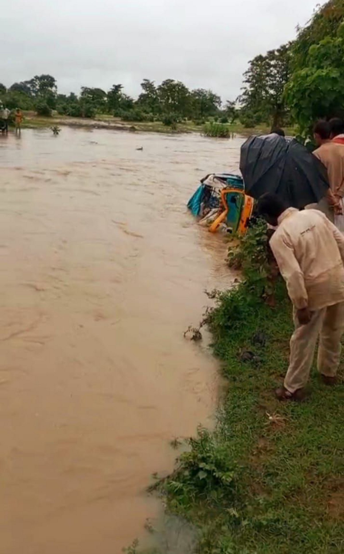 बारिश का कहर: शाहनगर में पानी के तेज बहाव में ऑटो बहा, एक की मौत