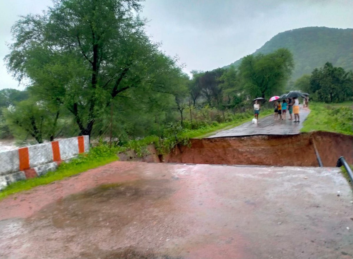 live video: आफत; 48 घंटों की जोरदार बारिश से पुलिया-सड़क बही, कई गांवों का
संपर्क टूटा