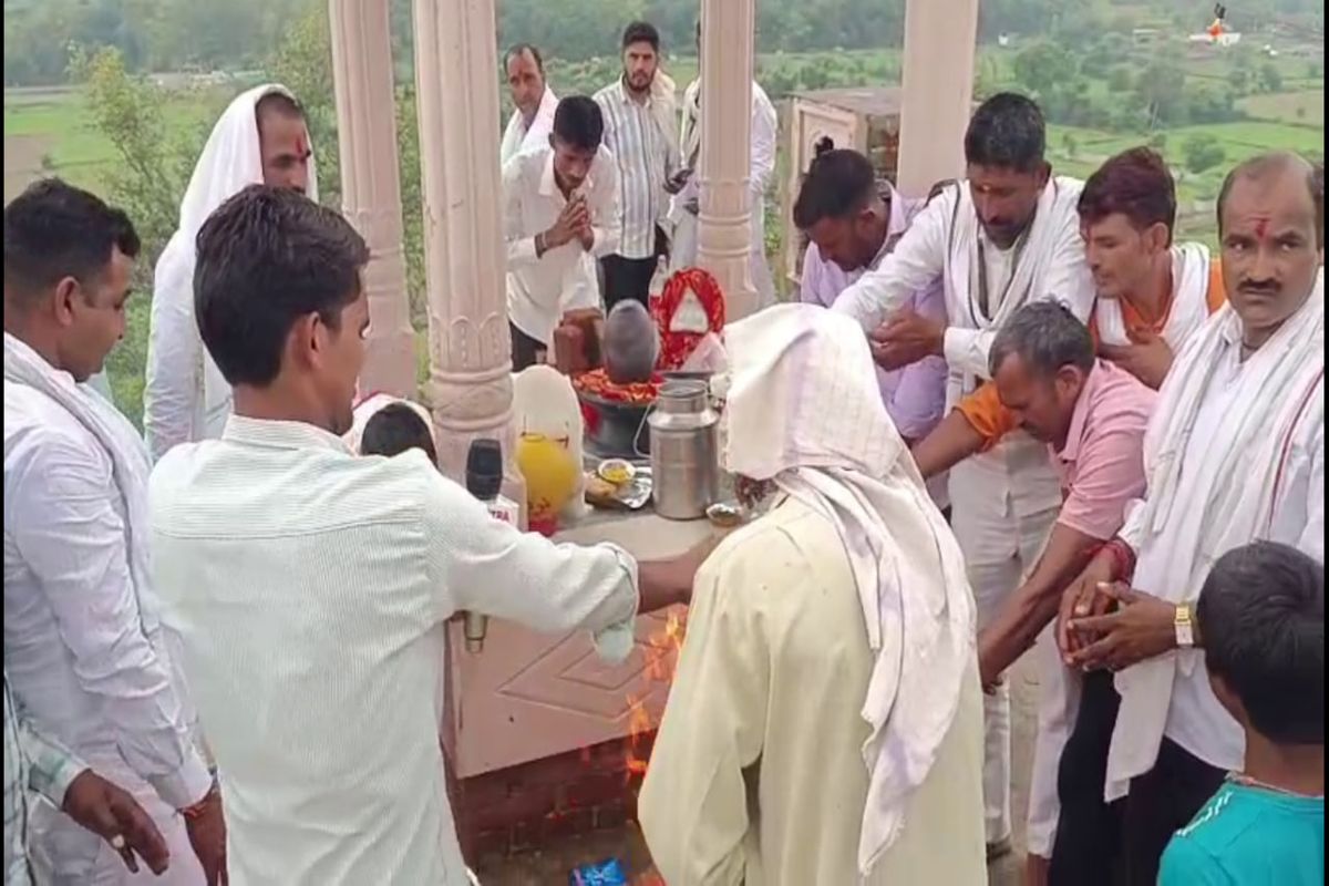 प्रस्तावित महापंचायत स्थगित, देवनारायण धाम डूंगरी पर किया हवन 