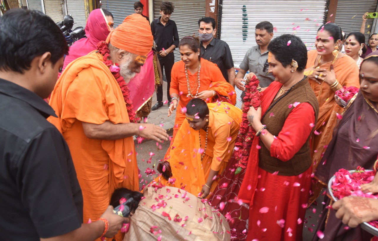 सावन सोमवार पर भव्य भंडारे में शामिल हुए हरि गिरी महाराज, किन्नर समाज ने किया
आत्मीय स्वागत