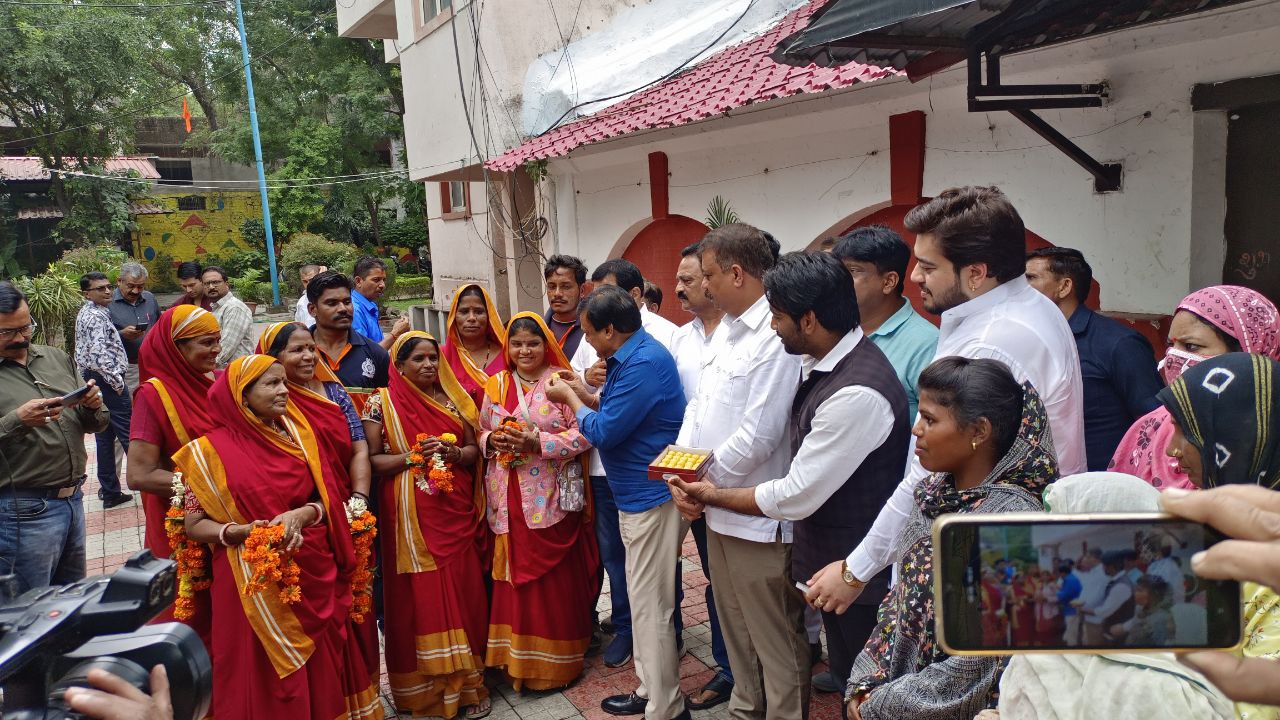सफाई मित्रों का कांग्रेस नेताओं ने किया सम्मान