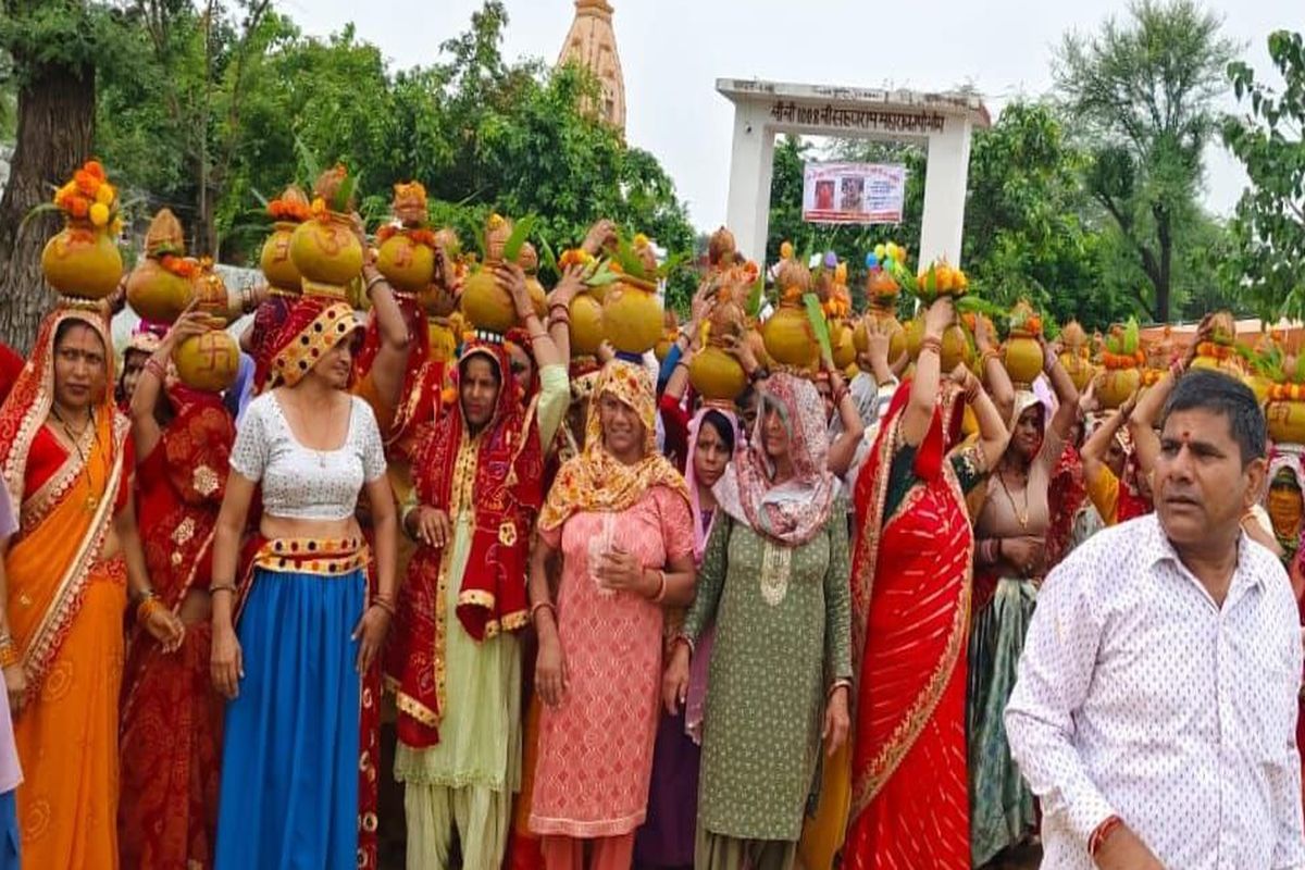VIDEO: शिव परिवार की स्थापना, महिलाओं ने निकाली कलश यात्रा 
