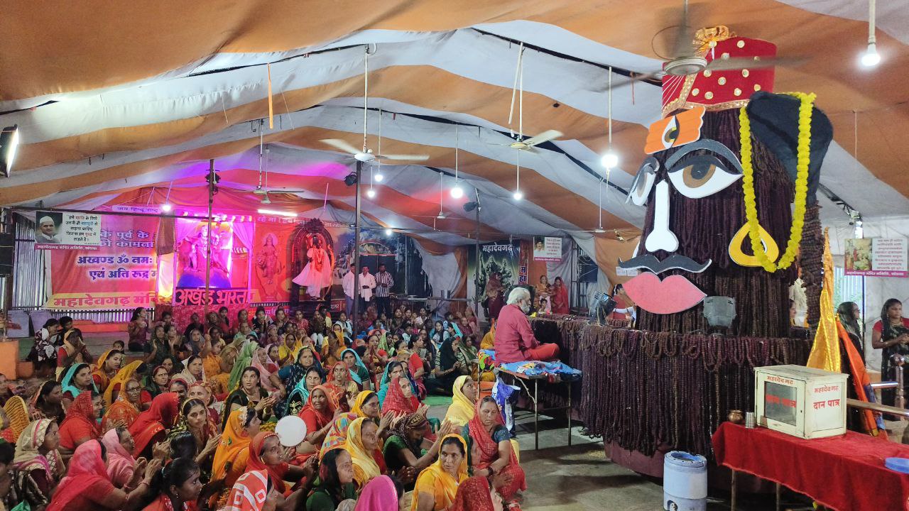 महादेवगढ़ मंदिर… सावन में शिवभक्ति में लीन होकर भजनों पर नृत्य कर रही महिलाएं