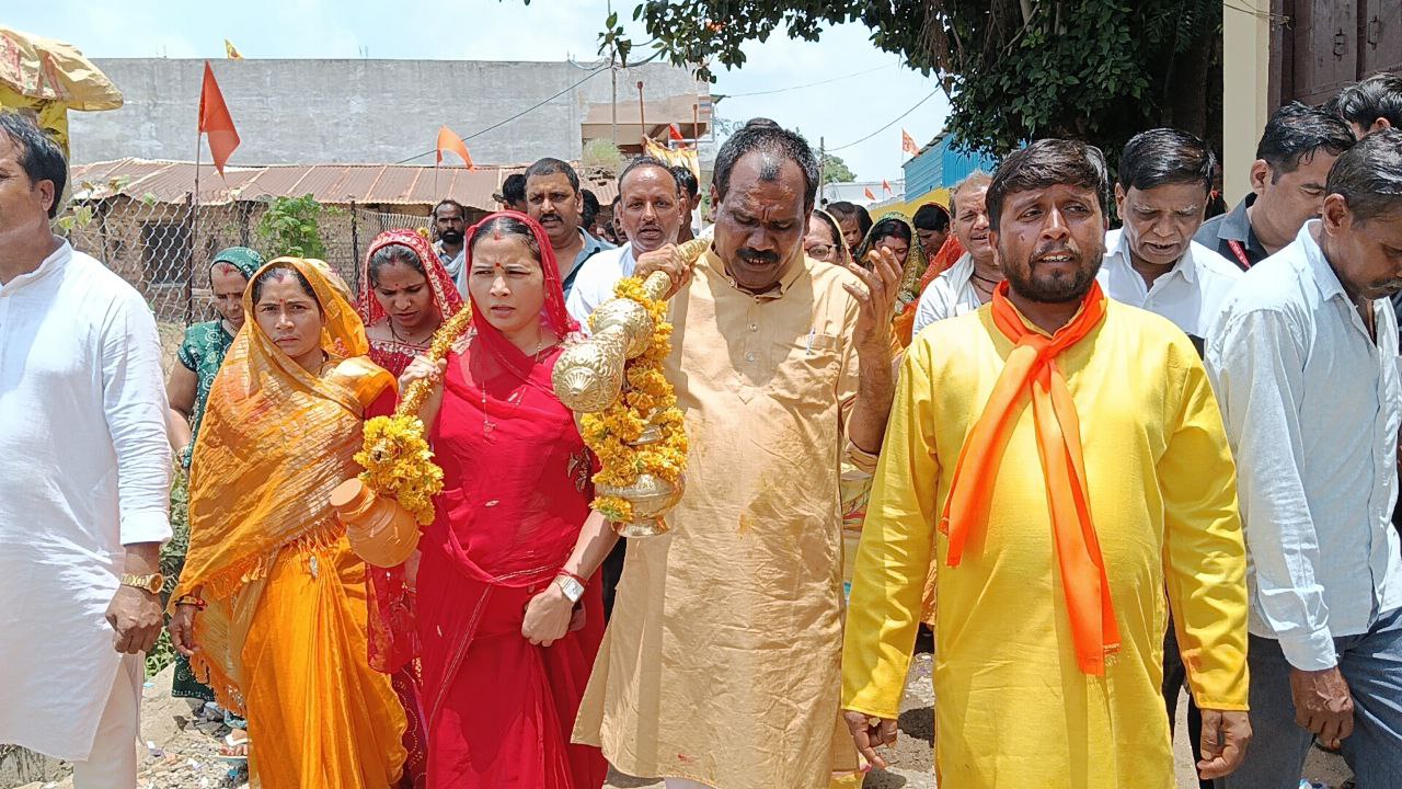 कावड़ यात्रा… विधायक कंचन तनवे ने उठाई कावड़, जयकारे लगाते निकले ग्रामीण