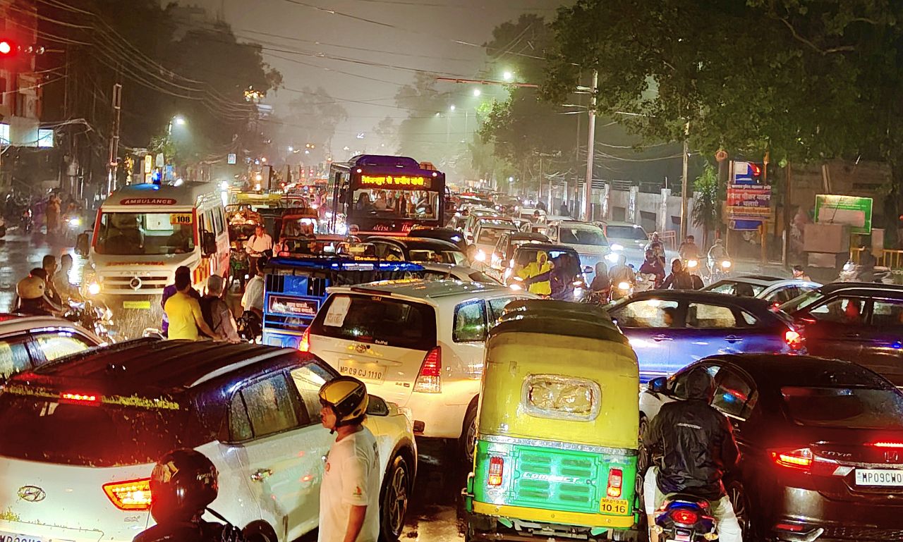 तेज बारिश से बिगड़ी ट्रैफिक व्यवस्था, आधे घंटे लगे जाम में ऐंबुलेंस, स्कूल बसें फंसी