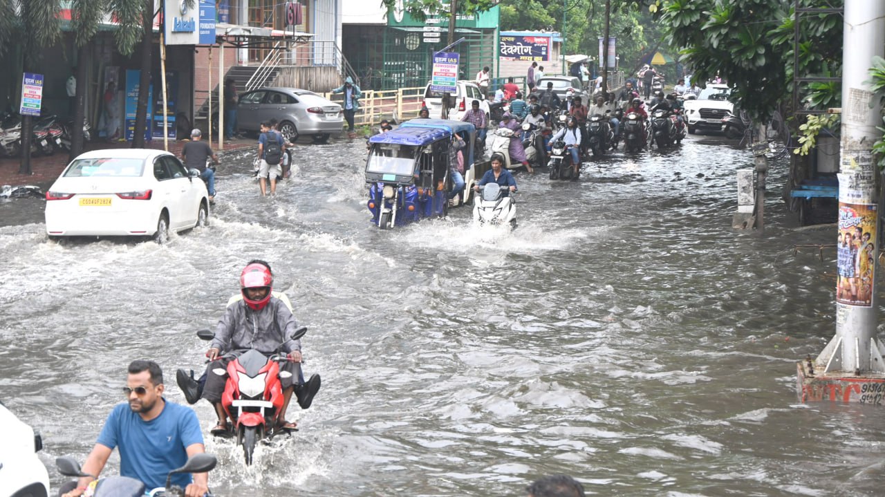 Raipur News: रायपुर में आज फिर जोरदार बारिश, सड़के हुई जलमग्न, देखें तस्वीरें