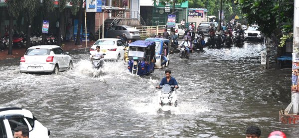 Raipur News: रायपुर में आज फिर जोरदार बारिश, सड़के हुई जलमग्न, देखें तस्वीरें 
