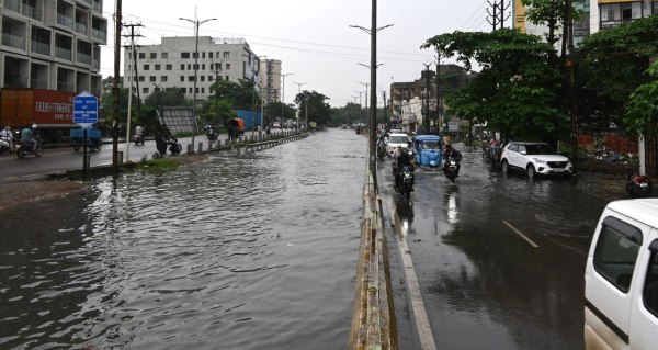 Raipur News: रायपुर में आज फिर जोरदार बारिश, सड़के हुई जलमग्न, देखें तस्वीरें 
