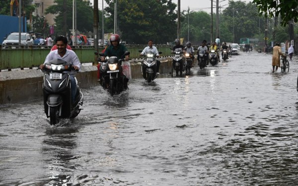 Raipur News: रायपुर में आज फिर जोरदार बारिश, सड़के हुई जलमग्न, देखें तस्वीरें 
