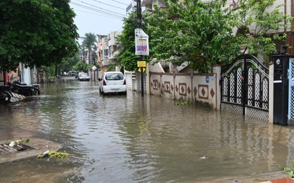 Raipur News: रायपुर में आज फिर जोरदार बारिश, सड़के हुई जलमग्न, देखें तस्वीरें 
