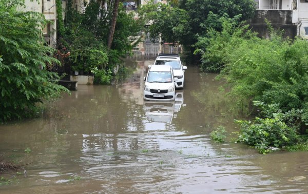 Raipur News: रायपुर में आज फिर जोरदार बारिश, सड़के हुई जलमग्न, देखें तस्वीरें 
