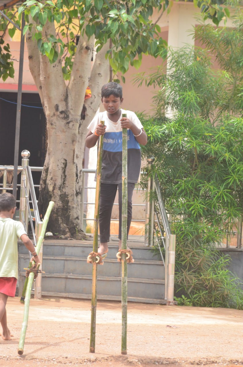 CG News: हरेली तिहार पर गेड़ी चढ़ निभाई परंपरा, बच्चे और युवाओं ने लगाई दौड़, देखें
तस्वीरें