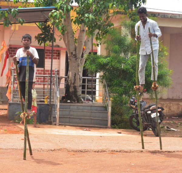 CG News: हरेली तिहार पर गेड़ी चढ़ निभाई परंपरा, बच्चे और युवाओं ने लगाई दौड़, देखें तस्वीरें 
