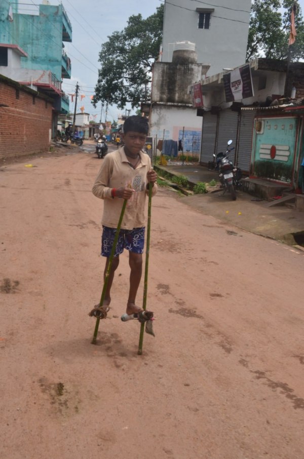 CG News: हरेली तिहार पर गेड़ी चढ़ निभाई परंपरा, बच्चे और युवाओं ने लगाई दौड़, देखें तस्वीरें 
