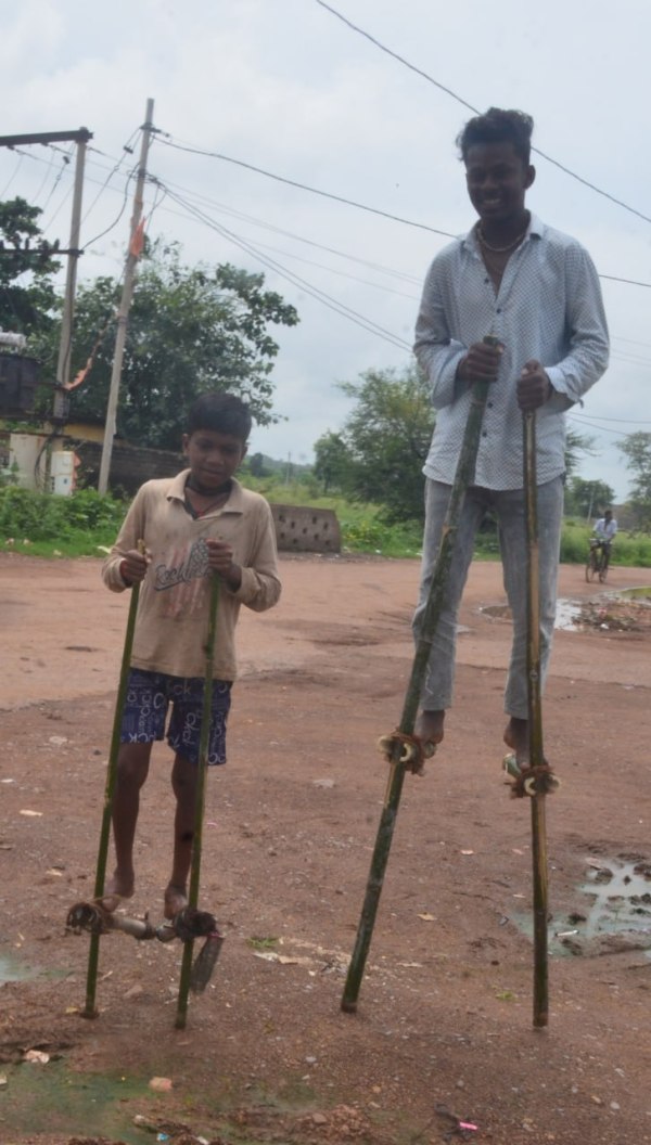 CG News: हरेली तिहार पर गेड़ी चढ़ निभाई परंपरा, बच्चे और युवाओं ने लगाई दौड़, देखें तस्वीरें 
