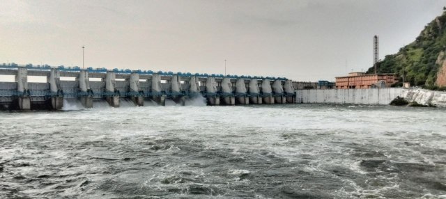 डेम के छह गेट से हो रही पानी की निकासी, पत्रिका फोटो