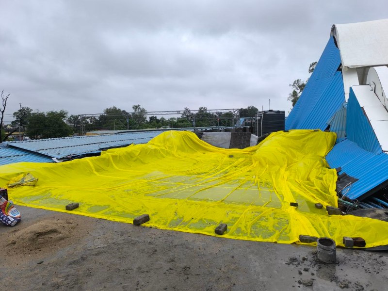 गति शक्ति का कार्य करने वालों ने बोला, नहीं मिल रहा सपोर्ट इसलिए बिगड़ी स्थिति, छत से गुजरता है कई विभागों का केबल च्पत्रिका में खबर छपने के बाद वेटिंग रूम के छत पर डाला तिरपाल।