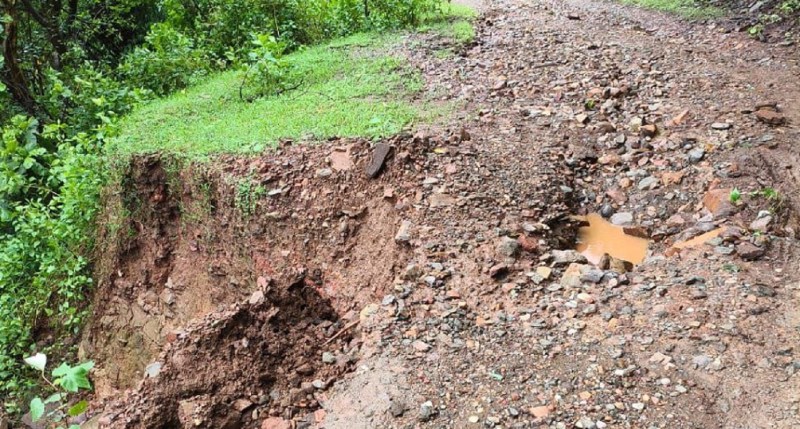 उकवा से डाबरी वर्ष 2009-10 में जुड़ा, डाबरी से लांजी सात साल से अधूरा, 35.60 किमी सडक़ का निर्माण करना था 20.18 करोड़ में