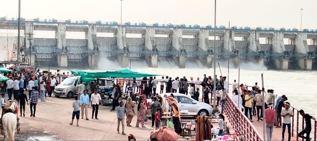 डेम पर पानी की निकासी देखने उमड़े लोग, पत्रिका फोटो